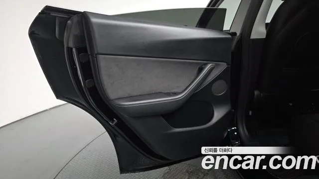 Tesla Model Y — Фото автомобиля 14