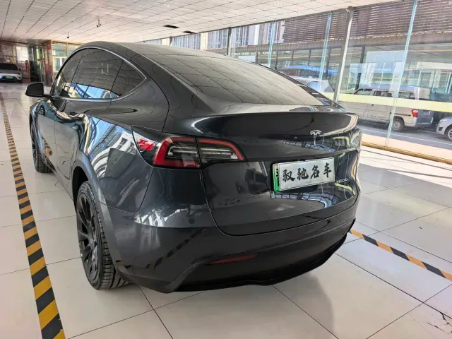 Tesla Model Y — Фото автомобиля 13