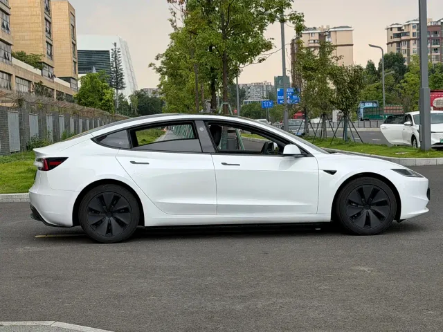 Tesla Model 3 — Фото автомобиля 4