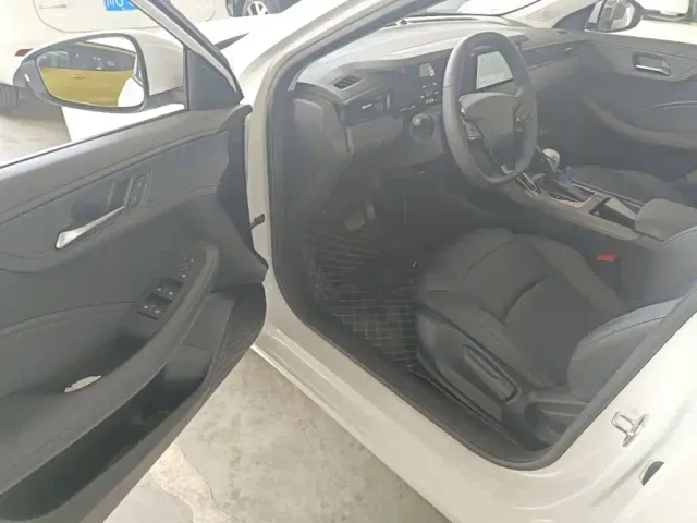 Roewe i5 — Фото автомобиля 15