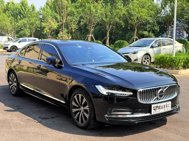 Volvo Volvo S90 2022 B5 Momentum Luxury Edition — Фото автомобиля 3