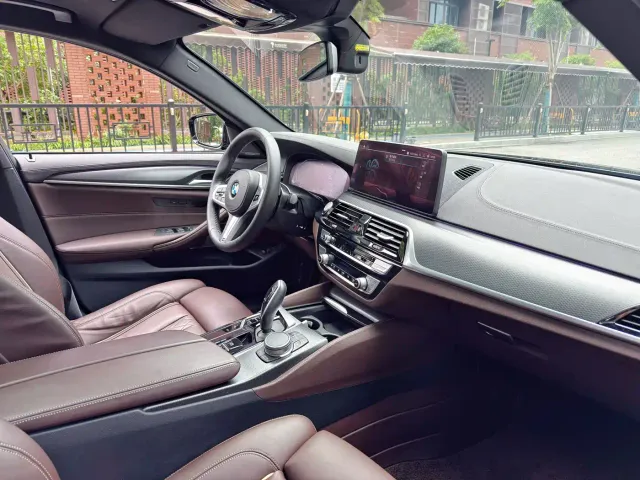 BMW 5 Series — Фото автомобиля 11
