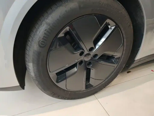 Li Auto i8 — Фото автомобиля 22