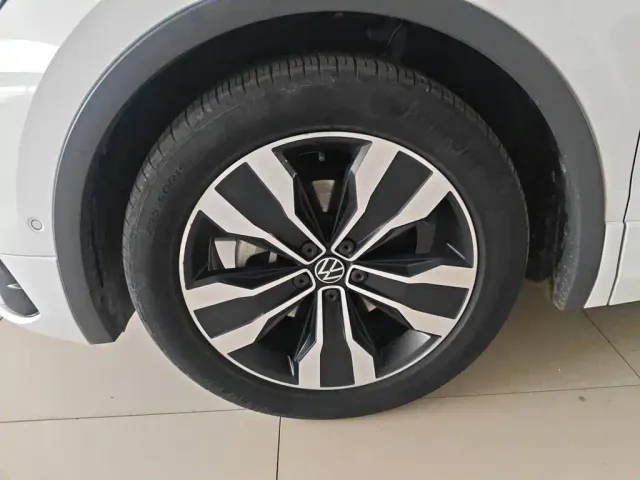 Volkswagen Tiguan L — Фото автомобиля 24