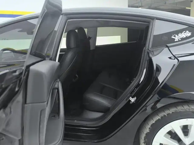 Tesla Model 3 — Фото автомобиля 11