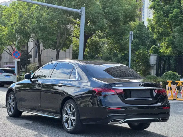 Mercedes-Benz E-Class — Фото автомобиля 6