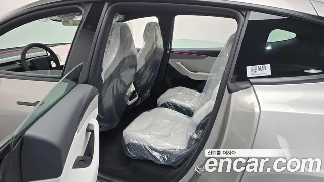 Tesla Model Y — Фото автомобиля 17