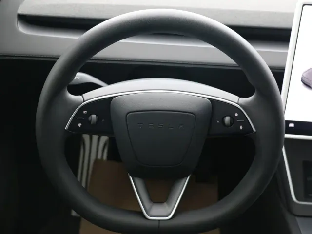 Tesla Model Y — Фото автомобиля 15