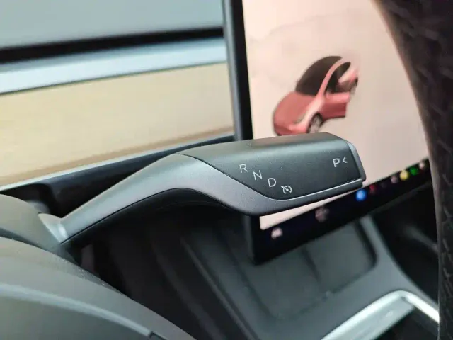 Tesla Model Y — Фото автомобиля 11