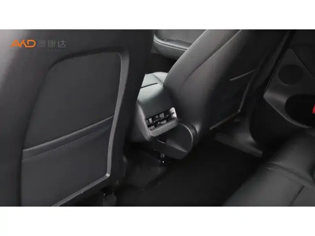 Tesla Model Y — Фото автомобиля 9