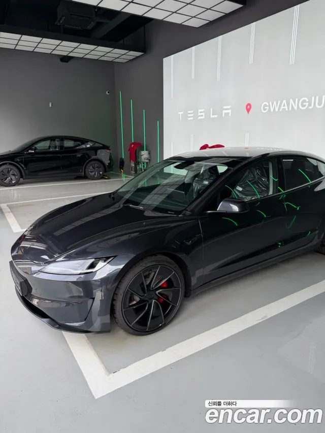 Tesla Model 3 — Фото автомобиля 2