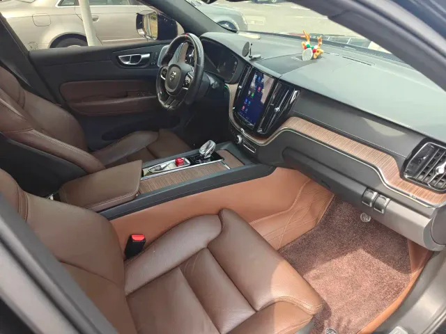 Volvo XC60 — Фото автомобиля 7