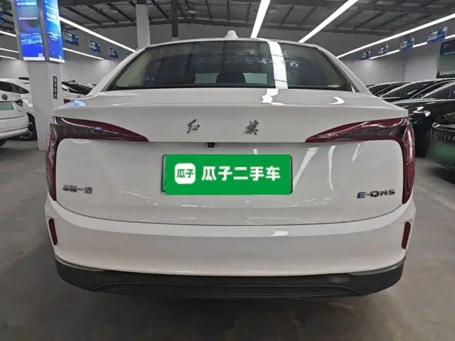 Hongqi E-QM5 — Фото автомобиля 5