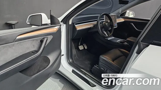 Tesla Model Y — Фото автомобиля 10