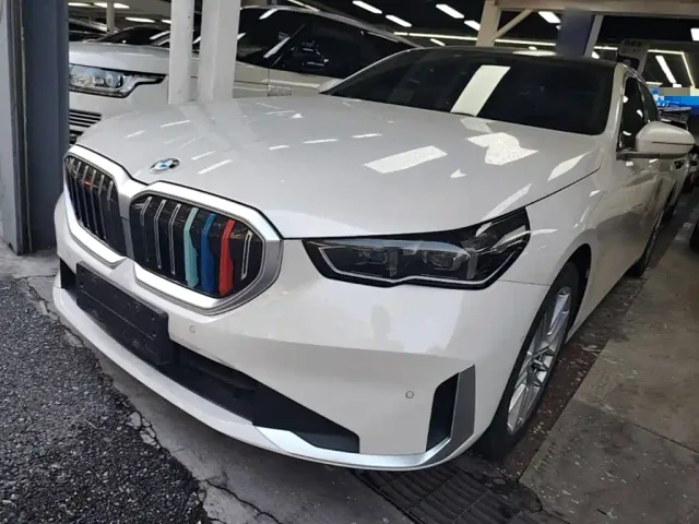 Фотография автомобиля — BMW 5 Series