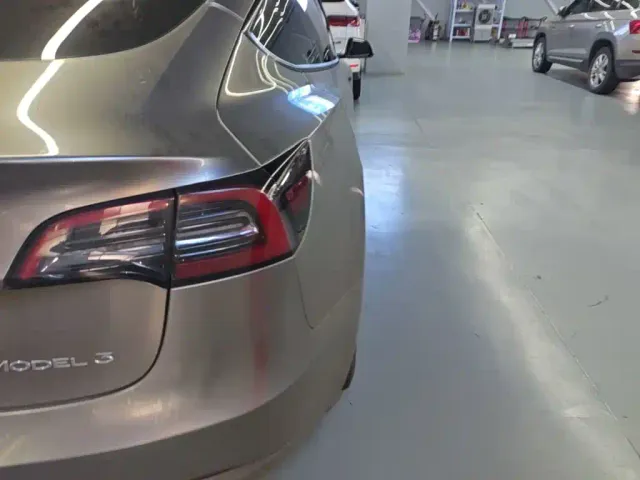 Tesla Model 3 — Фото автомобиля 7