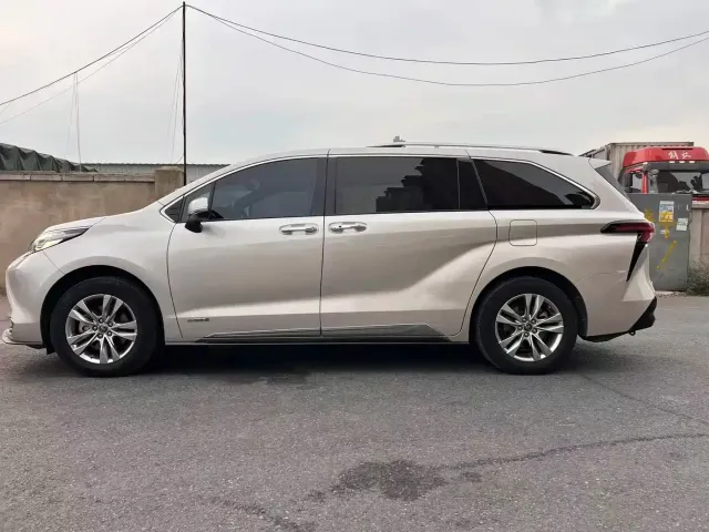 Toyota Sienna — Фото автомобиля 4