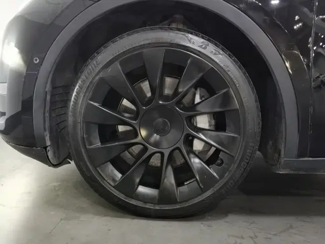 Tesla Model Y — Фото автомобиля 17