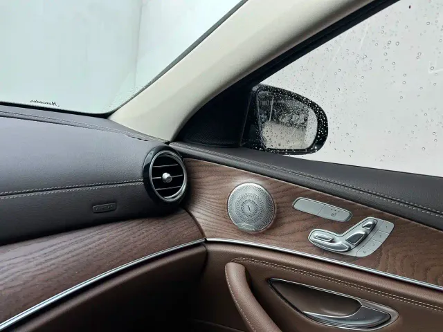 Mercedes-Benz E-Class — Фото автомобиля 5