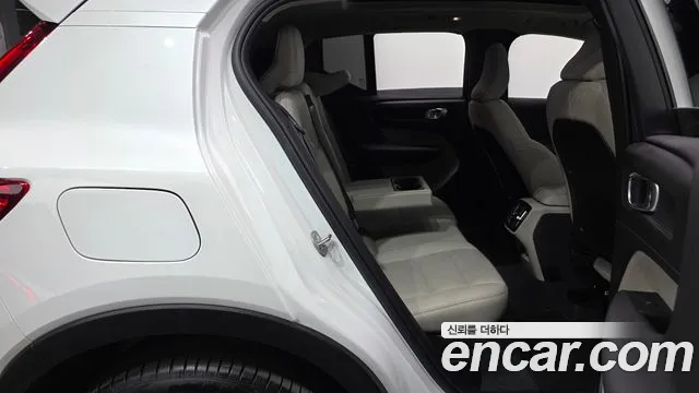 Volvo XC40 — Фото автомобиля 12