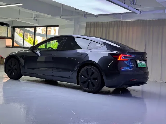 Tesla Model 3 — Фото автомобиля 11