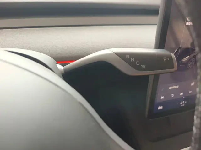 Tesla Model Y — Фото автомобиля 13