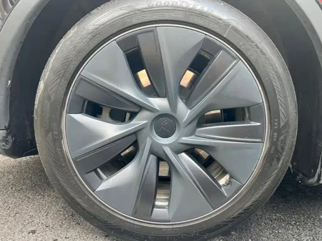 Tesla Model Y — Фото автомобиля 8