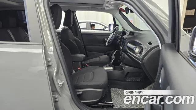 Jeep Renegade — Фото автомобиля 25