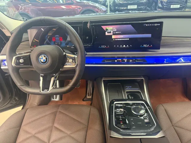 BMW i7 — Фото автомобиля 11