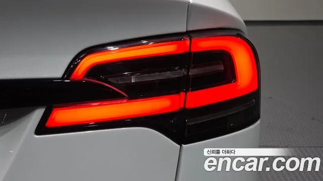 Tesla Model X — Фото автомобиля 22