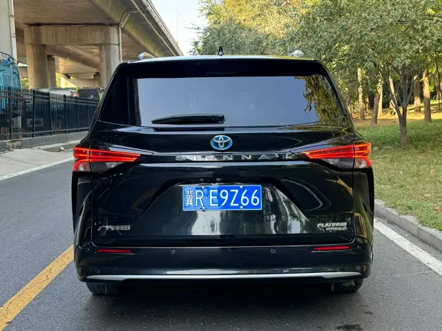 Toyota Sienna — Фото автомобиля 5