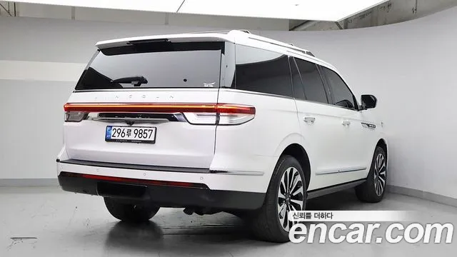 Lincoln Navigator 4th Gen — Фото автомобиля 3