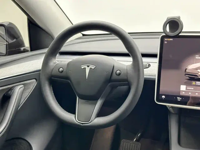 Tesla Model Y — Фото автомобиля 16