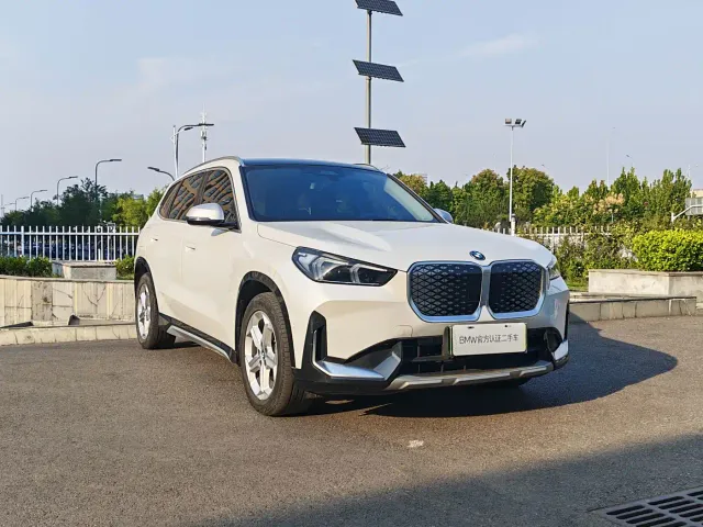 BMW iX1 — Фото автомобиля 3