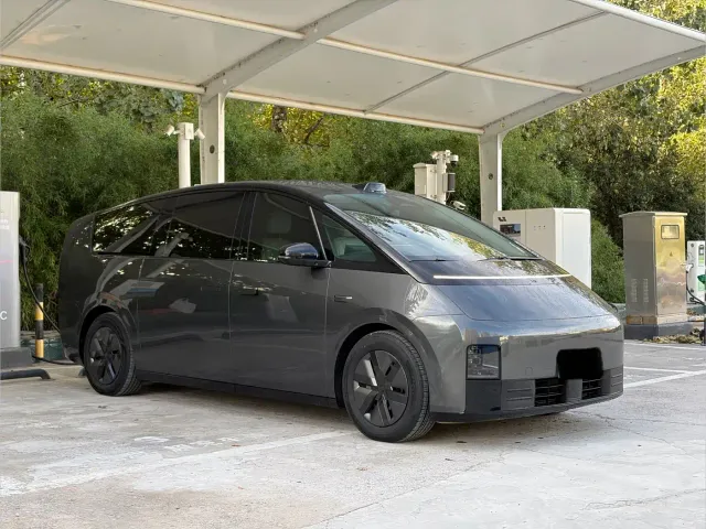 Li Auto MEGA — Фото автомобиля 3