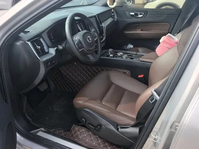 Volvo XC60 — Фото автомобиля 9