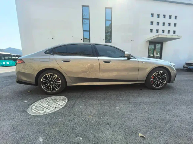 BMW 5 Series — Фото автомобиля 14