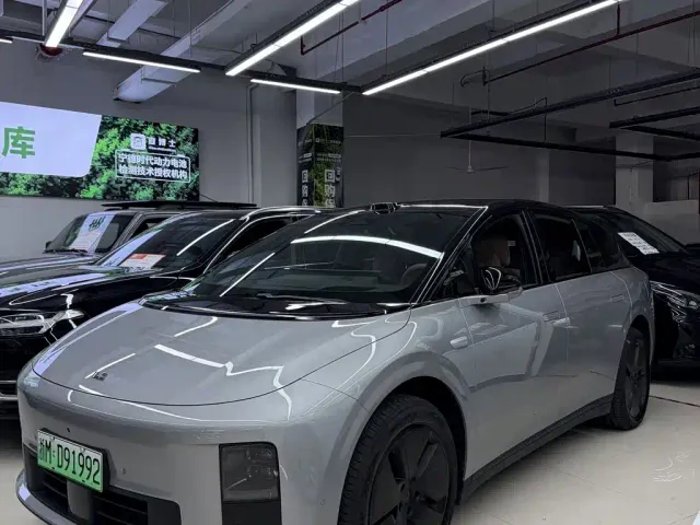 Фотография автомобиля — Li Auto i6