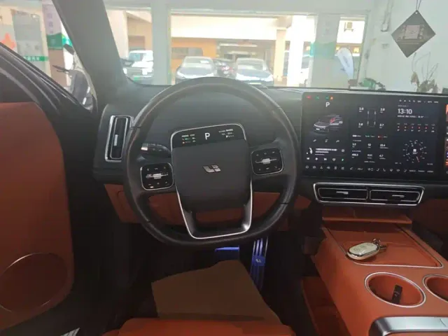 Li Auto L8 — Фото автомобиля 10