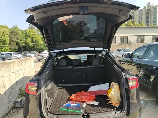 Tesla Model Y — Фото автомобиля 18