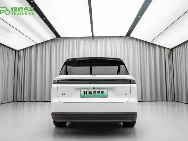 Li Auto i8 — Фото автомобиля 5