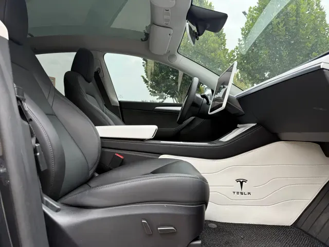 Tesla Model Y — Фото автомобиля 11