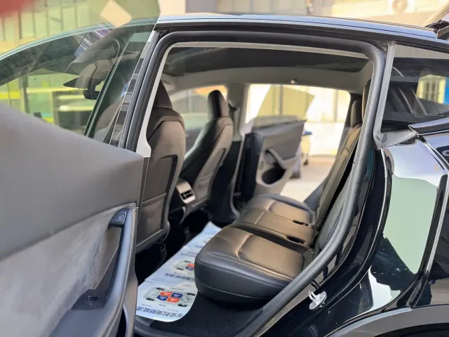 Tesla Model Y — Фото автомобиля 11