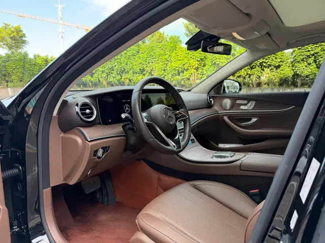 Mercedes-Benz E-Class — Фото автомобиля 3