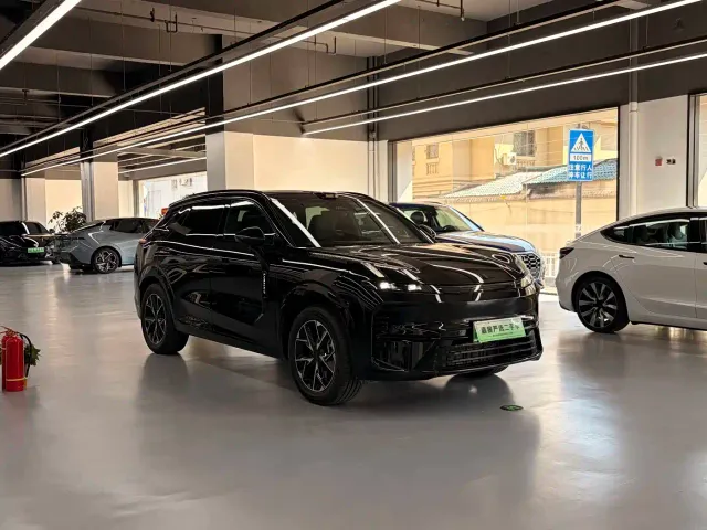 Lynk & Co 08 EM-P — Фото автомобиля 3