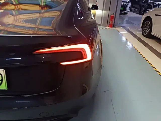 Tesla Model 3 — Фото автомобиля 7