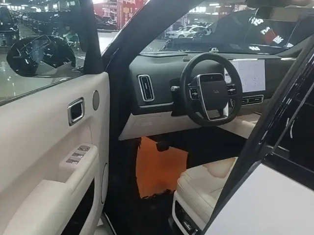 Li Auto L9 — Фото автомобиля 15