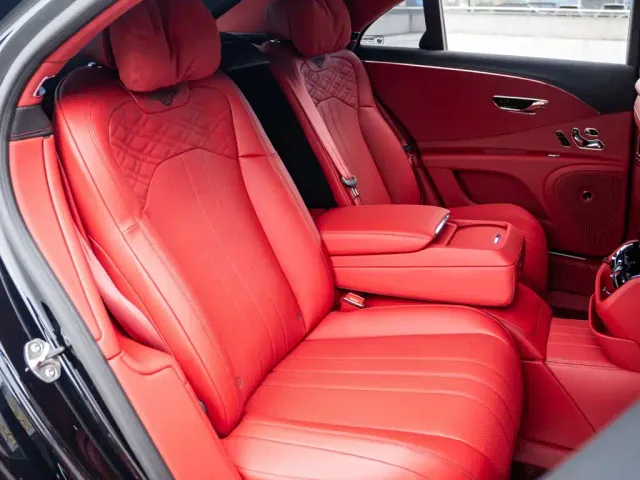 Bentley Flying Spur — Фото автомобиля 12