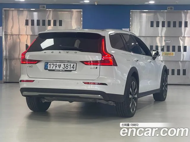 Volvo V60 — Фото автомобиля 2