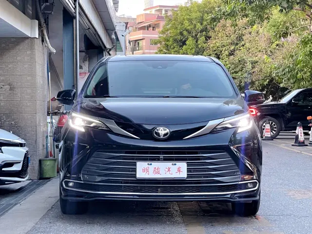 Toyota Sienna — Фото автомобиля 2